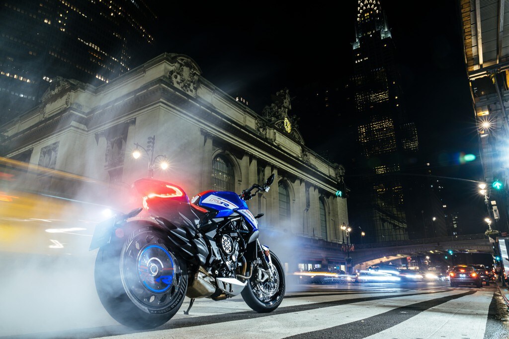 MV Agusta presenta la Dragster RR SCS America